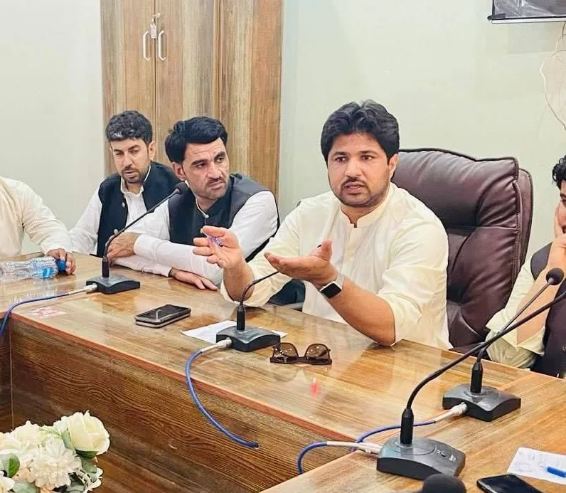 Arif Rind speaking at a meeting with colleagues